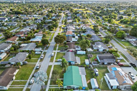 House in Homestead, Florida 3 bedrooms, 157.75 sq.m. № 2057500 - photo 29
