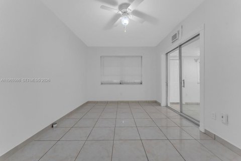 House in Hollywood, Florida 1 bedroom, 232.07 sq.m. № 2027122 - photo 16