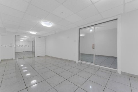 House in Hollywood, Florida 1 bedroom, 232.07 sq.m. № 2027122 - photo 18