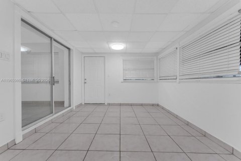 House in Hollywood, Florida 1 bedroom, 232.07 sq.m. № 2027122 - photo 26