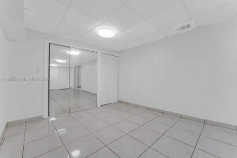 House in Hollywood, Florida 1 bedroom, 232.07 sq.m. № 2027122 - photo 20