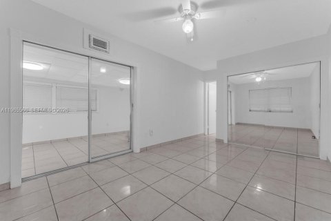 House in Hollywood, Florida 1 bedroom, 232.07 sq.m. № 2027122 - photo 14