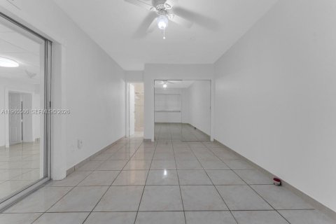 House in Hollywood, Florida 1 bedroom, 232.07 sq.m. № 2027122 - photo 15