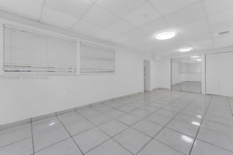 House in Hollywood, Florida 1 bedroom, 232.07 sq.m. № 2027122 - photo 17