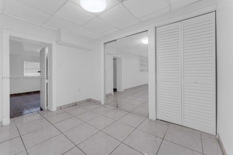 House in Hollywood, Florida 1 bedroom, 232.07 sq.m. № 2027122 - photo 24