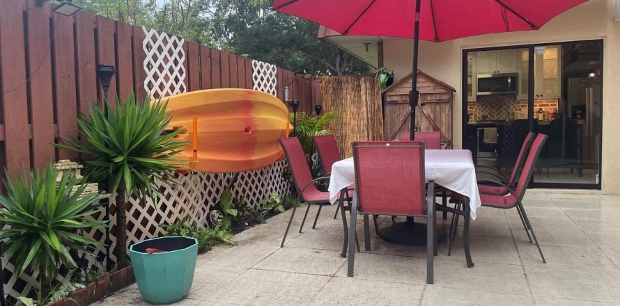 Townhouse in Delray Beach, Florida 2 bedrooms, 119.66 sq.m. № 1225848