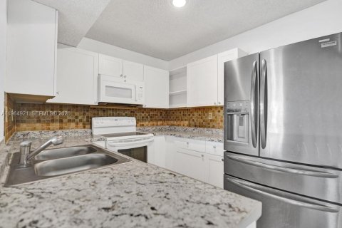 Condominio en alquiler en Pembroke Pines, Florida, 2 dormitorios, 94.39 m2 № 2026445 - foto 16