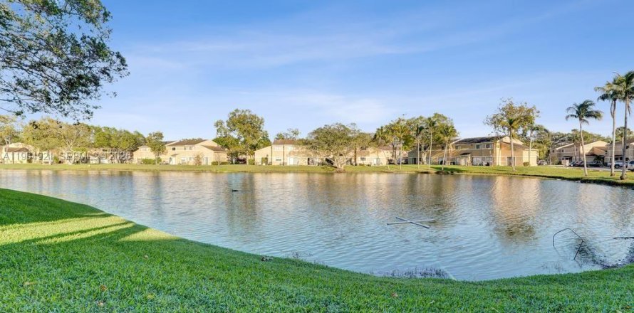 Condominio en Pembroke Pines, Florida, 2 dormitorios № 2026445