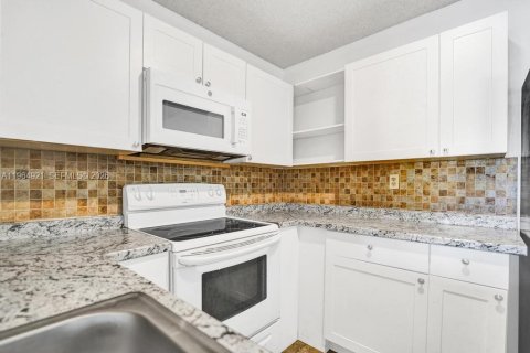 Condominio en alquiler en Pembroke Pines, Florida, 2 dormitorios, 94.39 m2 № 2026445 - foto 8