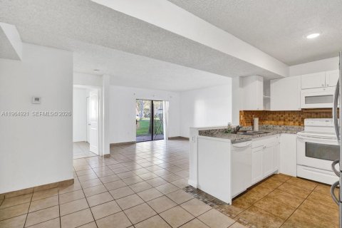 Condominio en alquiler en Pembroke Pines, Florida, 2 dormitorios, 94.39 m2 № 2026445 - foto 6