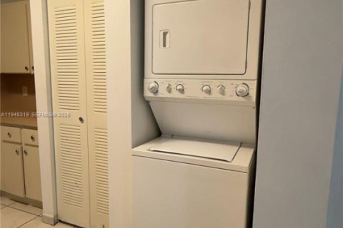 Apartamento en alquiler en Doral, Florida, 2 dormitorios, 90.02 m2 № 2004350 - foto 4