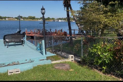 Commercial property in Miami Gardens, Florida 1 bedroom, 164.53 sq.m. № 1963003 - photo 13