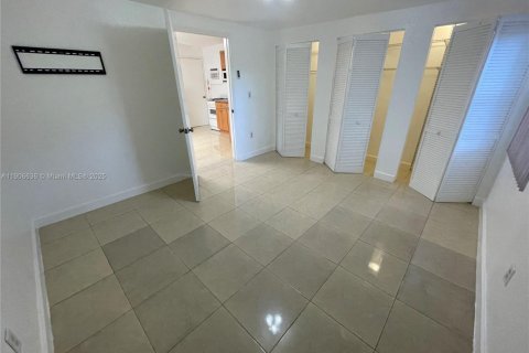 Commercial property in Miami Gardens, Florida 1 bedroom, 164.53 sq.m. № 1963003 - photo 8