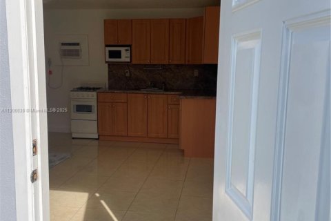 Commercial property in Miami Gardens, Florida 1 bedroom, 164.53 sq.m. № 1963003 - photo 4