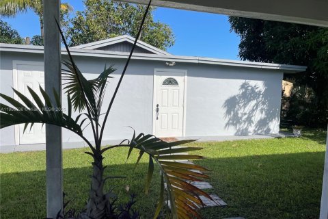 Commercial property in Miami Gardens, Florida 1 bedroom, 164.53 sq.m. № 1963003 - photo 1