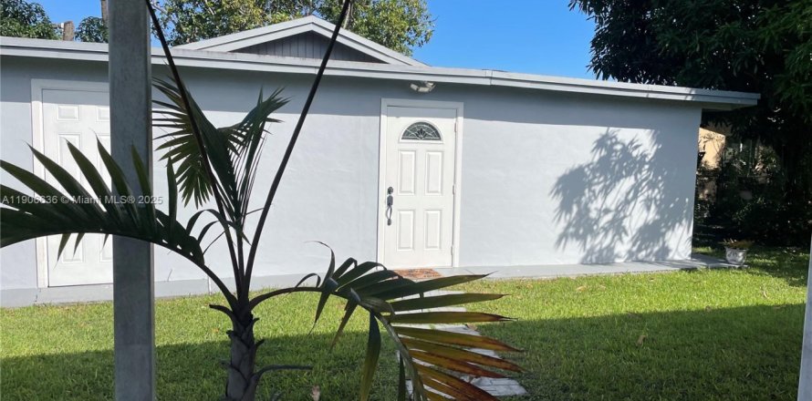 Commercial property in Miami Gardens, Florida 1 bedroom, 164.53 sq.m. № 1963003