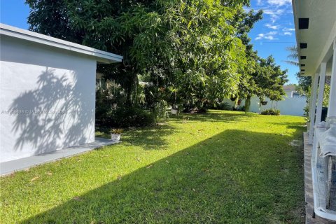 Commercial property in Miami Gardens, Florida 1 bedroom, 164.53 sq.m. № 1963003 - photo 3