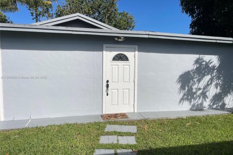 Commercial property in Miami Gardens, Florida 1 bedroom, 164.53 sq.m. № 1963003 - photo 2