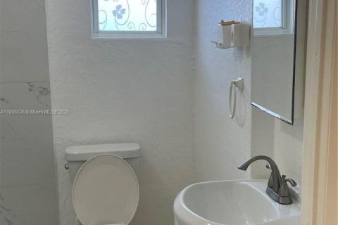 Commercial property in Miami Gardens, Florida 1 bedroom, 164.53 sq.m. № 1963003 - photo 10