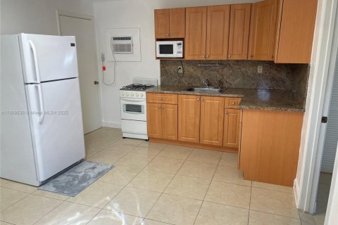 Commercial property in Miami Gardens, Florida 1 bedroom, 164.53 sq.m. № 1963003 - photo 5