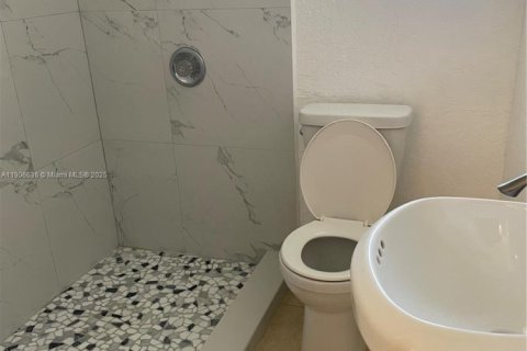 Commercial property in Miami Gardens, Florida 1 bedroom, 164.53 sq.m. № 1963003 - photo 11