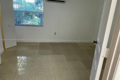 Commercial property in Miami Gardens, Florida 1 bedroom, 164.53 sq.m. № 1963003 - photo 7