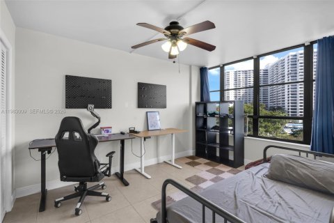 Condominio en venta en Hallandale Beach, Florida, 2 dormitorios, 96.62 m2 № 2049885 - foto 19