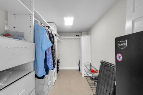 Condominio en venta en Hallandale Beach, Florida, 2 dormitorios, 96.62 m2 № 2049885 - foto 18