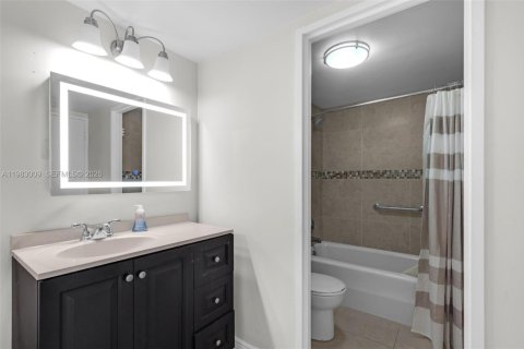 Condominio en venta en Hallandale Beach, Florida, 2 dormitorios, 96.62 m2 № 2049885 - foto 22