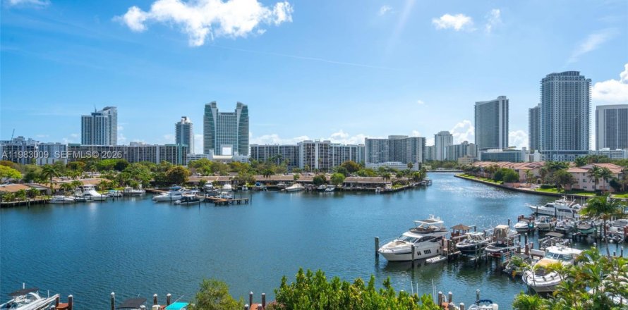 Condominio en Hallandale Beach, Florida, 2 dormitorios  № 2049885