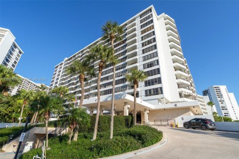 Condominio en venta en Hallandale Beach, Florida, 2 dormitorios, 96.62 m2 № 2049885 - foto 26