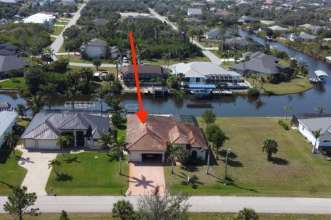 Villa ou maison à vendre à Port Charlotte, Floride: 4 chambres, 241.36 m2 № 1529382 - photo 1