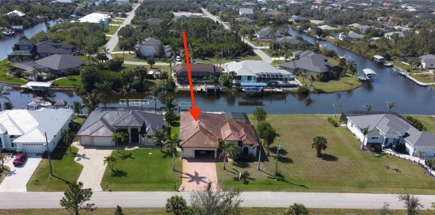 House in Port Charlotte, Florida 4 bedrooms, 241.36 sq.m. № 1529382