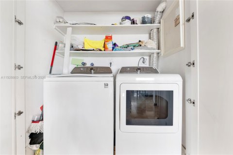 Condo in Miami, Florida, 3 bedrooms  № 2003157 - photo 16