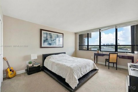 Condo in Miami, Florida, 3 bedrooms  № 2003157 - photo 12