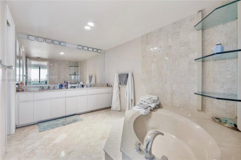 Condo in Miami, Florida, 3 bedrooms  № 2003157 - photo 15