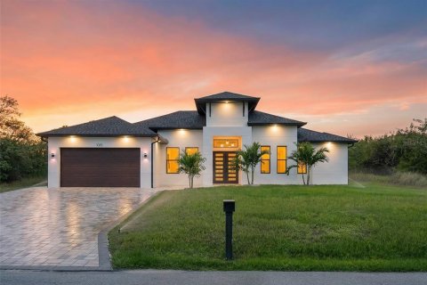 House in Port Charlotte, Florida 3 bedrooms, 209.4 sq.m. № 2115972