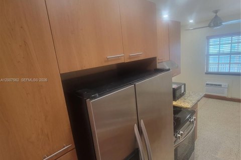 Condo in Miami Beach, Florida, 1 bedroom  № 2076607 - photo 5