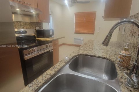 Condo in Miami Beach, Florida, 1 bedroom  № 2076607 - photo 6