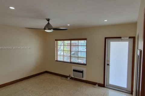 Condo in Miami Beach, Florida, 1 bedroom  № 2076607 - photo 11
