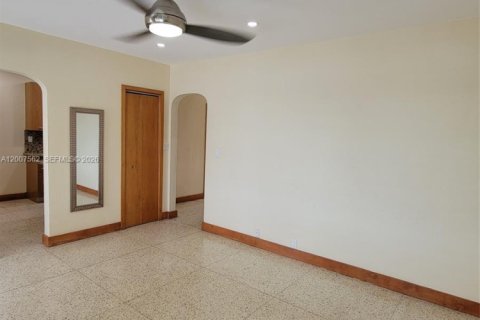 Condo in Miami Beach, Florida, 1 bedroom  № 2076607 - photo 12