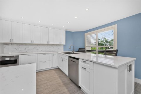 Condo in Punta Gorda, Florida, 2 bedrooms № 2156818 - photo 9