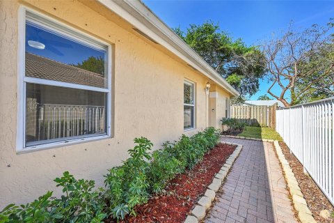 Townhouse in Sunrise, Florida 3 bedrooms, 104.05 sq.m. № 2249242 - photo 4