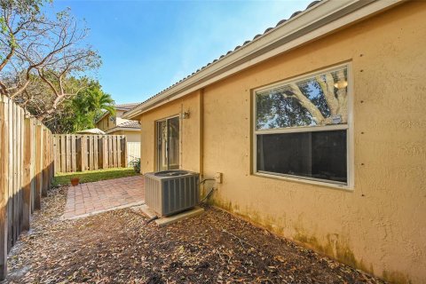 Townhouse in Sunrise, Florida 3 bedrooms, 104.05 sq.m. № 2249242 - photo 6