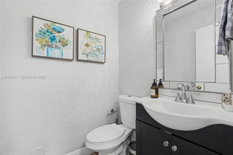 House in Plantation, Florida 4 bedrooms, 187.29 sq.m. № 2068922 - photo 23