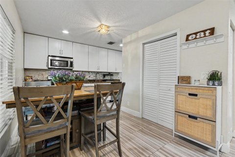 House in Plantation, Florida 4 bedrooms, 187.29 sq.m. № 2068922 - photo 22