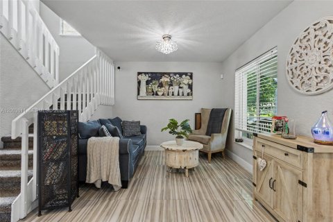 House in Plantation, Florida 4 bedrooms, 187.29 sq.m. № 2068922 - photo 19