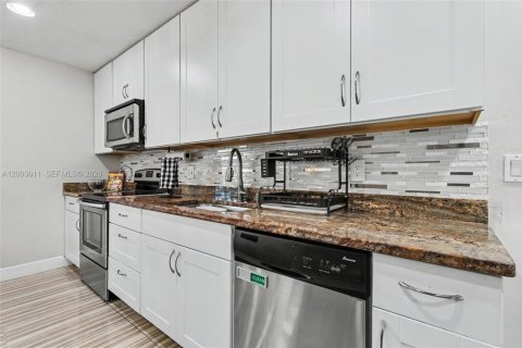 House in Plantation, Florida 4 bedrooms, 187.29 sq.m. № 2068922 - photo 26