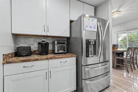 House in Plantation, Florida 4 bedrooms, 187.29 sq.m. № 2068922 - photo 24