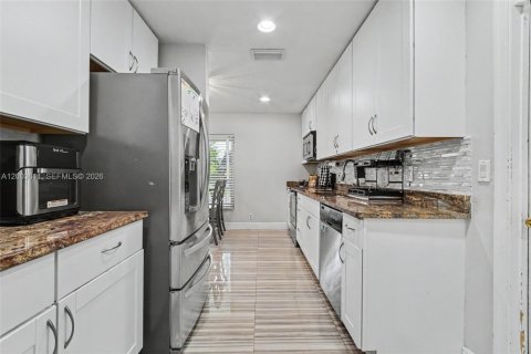 House in Plantation, Florida 4 bedrooms, 187.29 sq.m. № 2068922 - photo 25